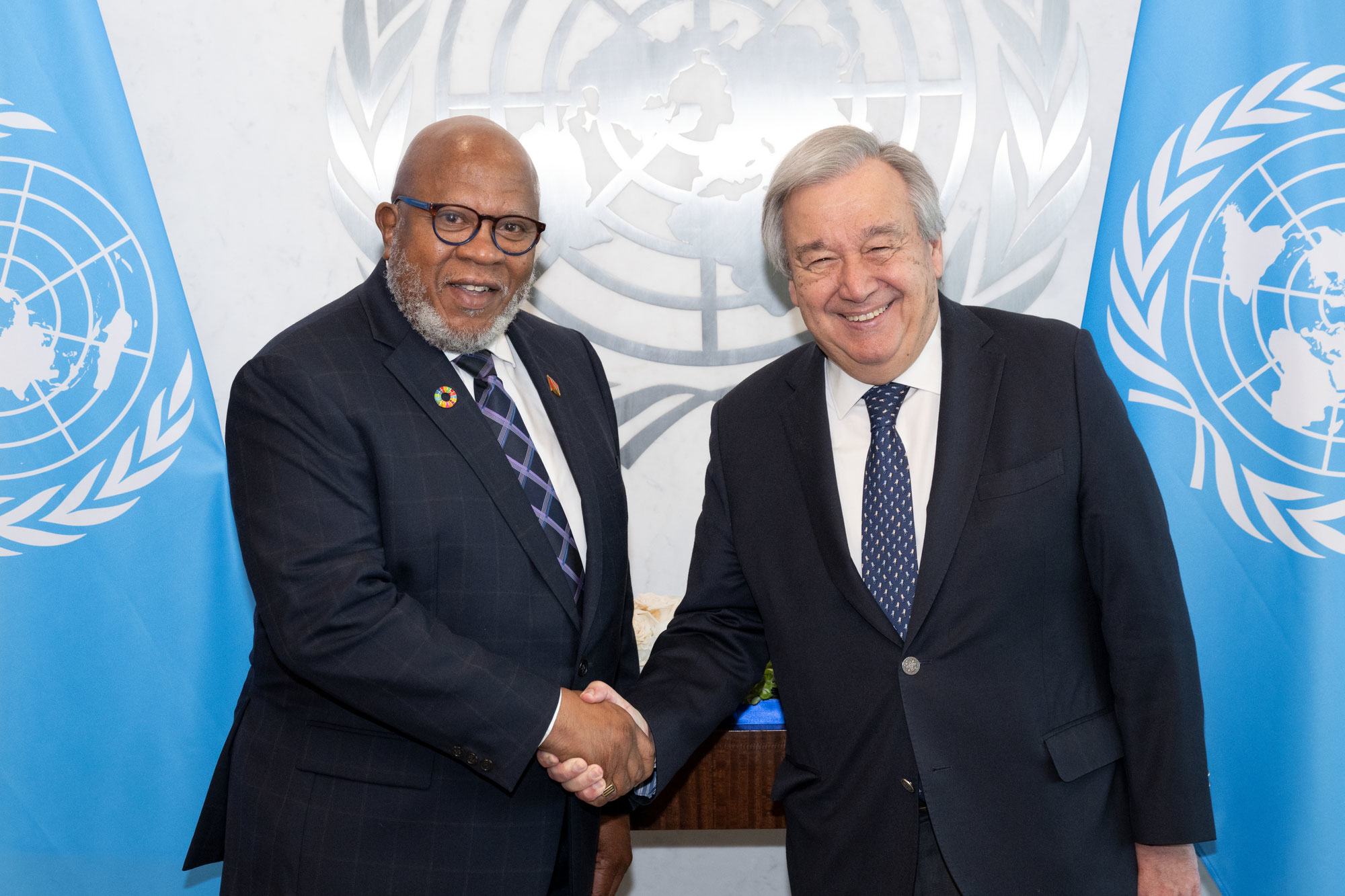 اقوام متحدہ کے سیکرٹری جنرل انتونیو گوتریش 78ویں جنرل اسمبلی کے منتخب صدر ٹرنیڈاڈ اور ٹوبیگو سے تعلق رکھنے والے سفیر ڈینس فرانسس کے ساتھ۔