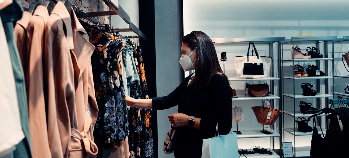A "fast fashion" tem um enorme impacto ambiental, é o segundo maior consumidor de água e é responsável por quase 10% das emissões globais de carbono