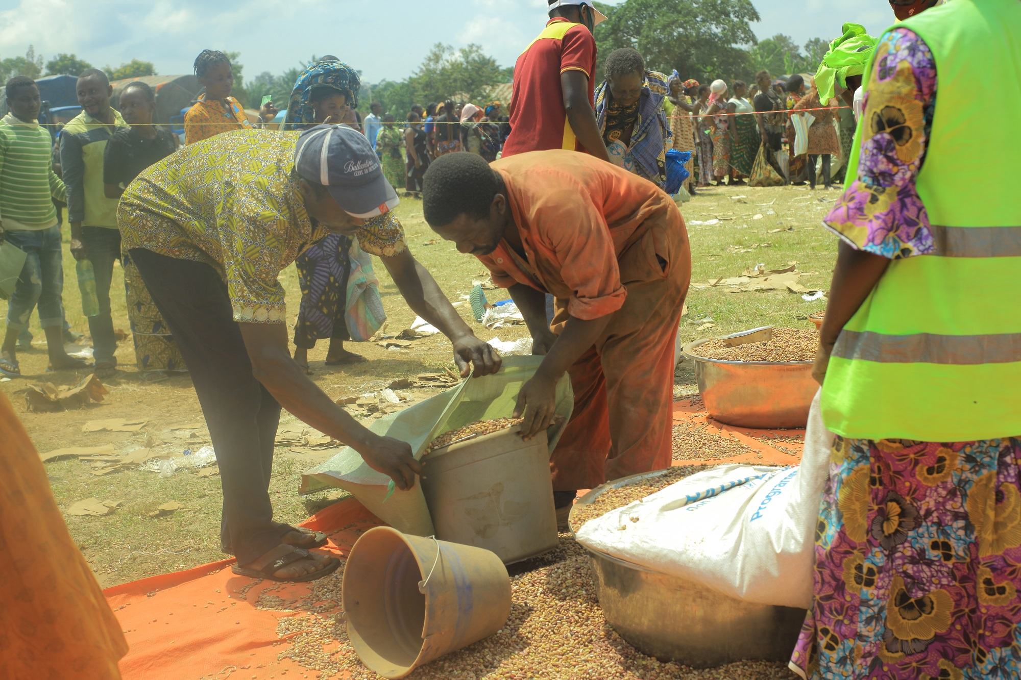 برنامج الأغذية العالمي يقدم مساعدات غذائية للنازحين داخليا في أويتشا بجمهورية الكونغو الديمقراطية.