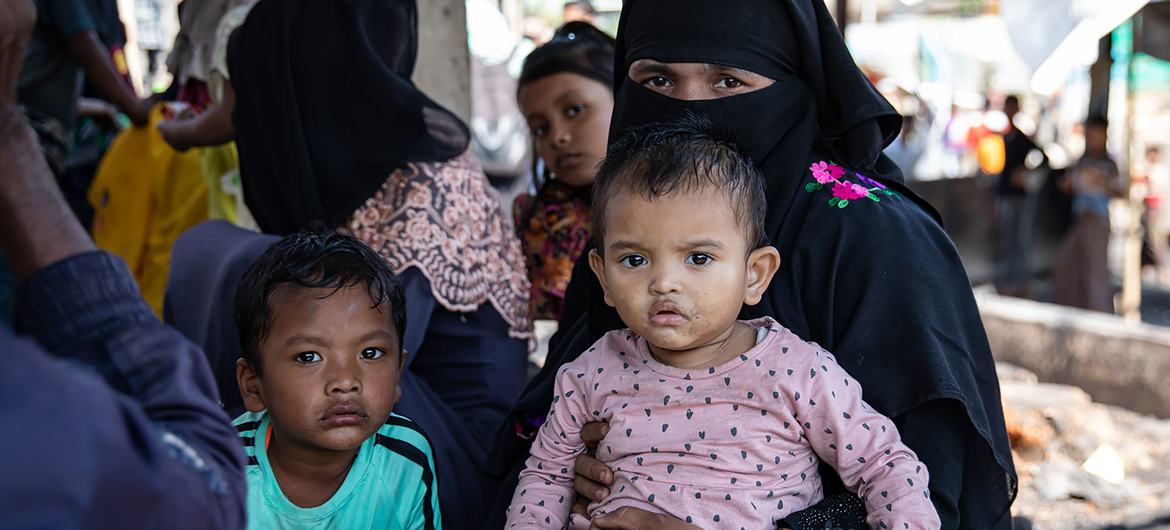 孟加拉国考克斯巴扎尔 16 号难民营发生火灾后，一个罗兴亚家庭失去了栖身之所。（资料图片）