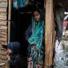 Una mujer rohinyá refugiada y su hija esperan el paso del ciclón Mocha en Cox Bazar, Bangladesh.