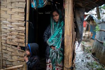 Mama na binti yake wakisubiri kutua kwa kimbunga Mocha kwenye makazi ya warohingya huko Cox's Bazaar nchini Bangladesh.