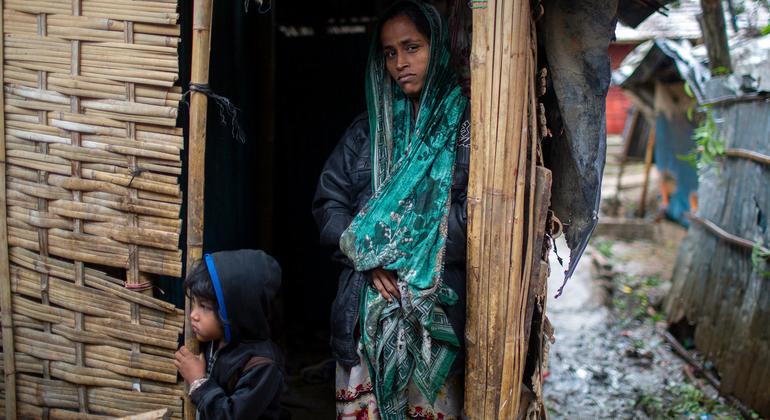 बांग्लादेश के कॉक्स बाज़ार में एक शरणार्थी शिविर में अपनी अस्थायी झोपड़ी में एक माँ और बेटी.
