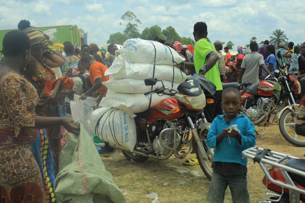Des personnes déplacées à Oicha, en RDC, recoivent une aide alimentaire du PAM.
