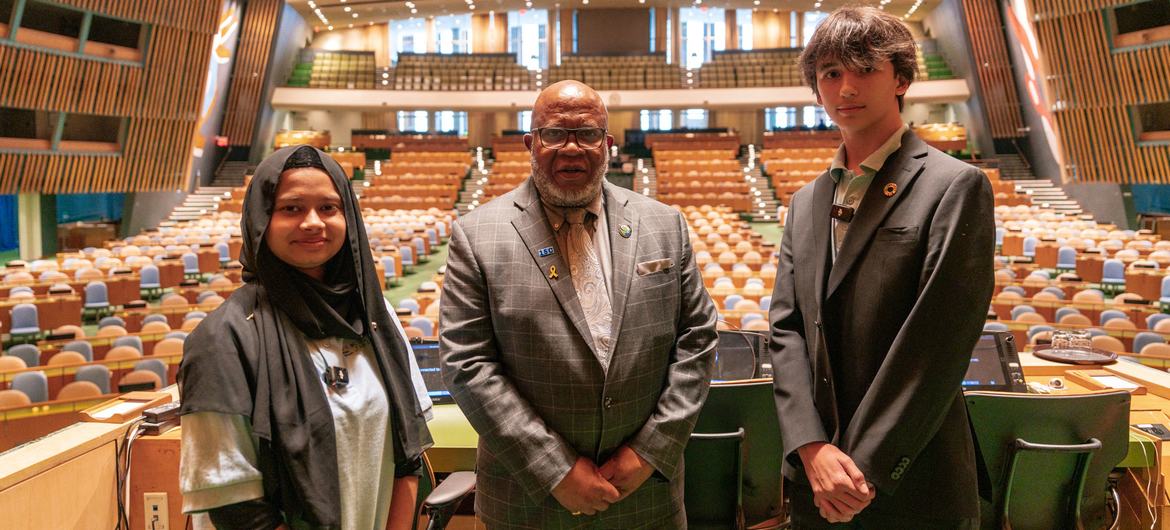 Presidente da Assembleia Geral Dennis Francis partilhou tarefas com os jovens Erik Ponomarev e Fariha Akter 