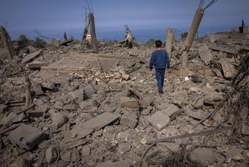 Un garçon de 5 ans marche dans des bâtiments détruits à Majdal Zoun, dans le sud du Liban.