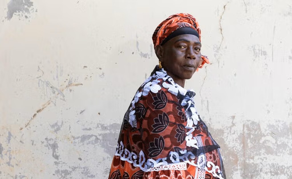 Hulay Damba, 55, alikuwa akiwafanyia ukeketaji jamii yake huko Sabu Sireh, karibu na Basse. Eneo la Basse lina viwango vya juu zaidi vya mazoezi nchini; Asilimia 97 ya wanawake na wasichana wenye umri wa miaka 15 hadi 49 wamepitia ugonjwa huo.