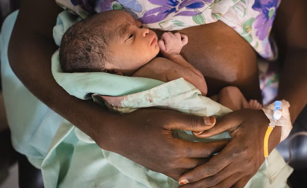 Fatou, mama mwenye umri wa miaka 16, ana binti yake mchanga. Fatou alipata matatizo wakati wa kujifungua mtoto wake.