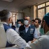 مدير عام منظمة الصحة العالمية الدكتور تيدروس أدهانوم غيبريسوس، خلال لقائه مع الأطباء في مستشفى وزير محمد أكبر الوطني في كابول.