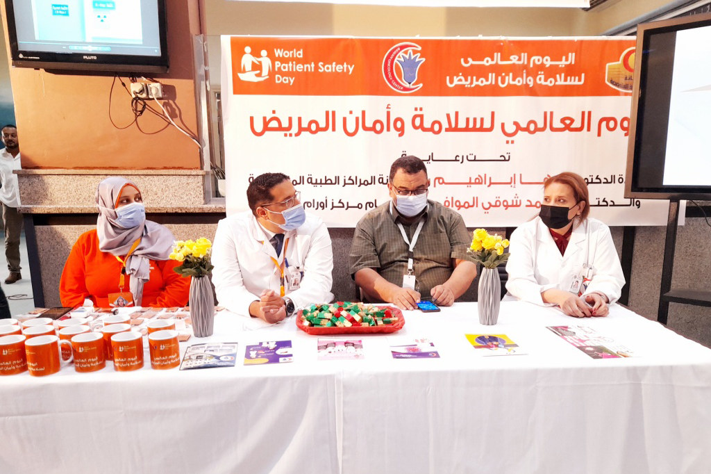 أربعة من العاملين في المجال الطبي يجلسون على طاولة خلال فعالية اليوم العالمي لسلامة المرضى في مصر.