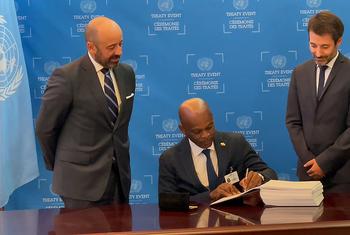 Le ministre togolais des Affaires étrangères signe le traité BBNJ lors de la cérémonie des traités de l'ONU le 22 septembre 2023.