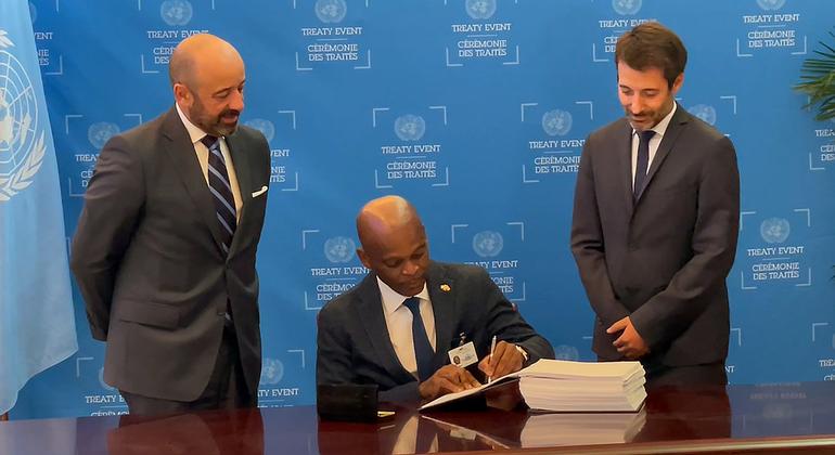 Le ministre togolais des Affaires étrangères signe le traité BBNJ lors de la cérémonie des traités de l'ONU le 22 septembre 2023.