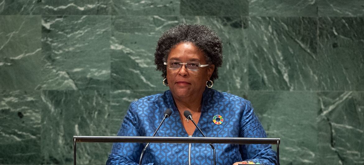 رئيسة وزراء بربادوس ميا أمور موتلي تلقي كلمة في المناقشة العامة للدورة الثامنة والسبعين للجمعية العامة.