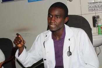 Dokta Abdallah Keresa kutoka  kitengo cha Kliniki ya kifua kikuu na Virusi vya Ukimwi (VVU)  Hospitali ya Rufaa ya kanda ya Bugando, Tanzania.
