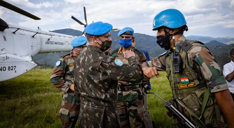 Миротворцы ООН приветствуют друг друга во время поездки в провинцию Северное Киву на востоке Демократической Республики Конго.