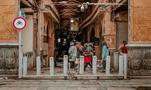 En Irán, las mujeres y las niñas están obligadas por ley a seguir un código de vestimenta fuera de casa.