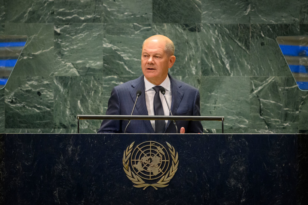 Kansela wa Ujerumani Olaf Scholz akizungumza kwenye jukwaa lenye nembo UMOJA WA MATAIFA wakati wa hafla ya Mkutano wa Baadaye katika Makao Makuu UN .