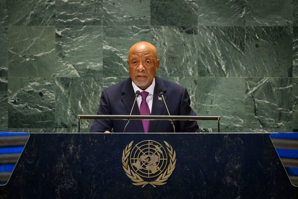 Rais wa Namibia Nangolo Mbumba akizungumza kwenye jukwaa lenye nembo UN , wakati wa hafla ya ngazi ya juu ya Mkutano wa Siku zijazo katika Makao Makuu UN jijini New York.