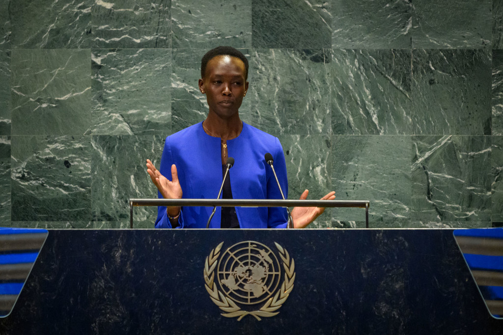 Mwakilishi wa vijana Monica Malith wa Sudan Kusini akihutubia katika hafla ya ngazi ya juu ya Mkutano wa Baadaye katika Makao Makuu UMOJA WA MATAIFA .