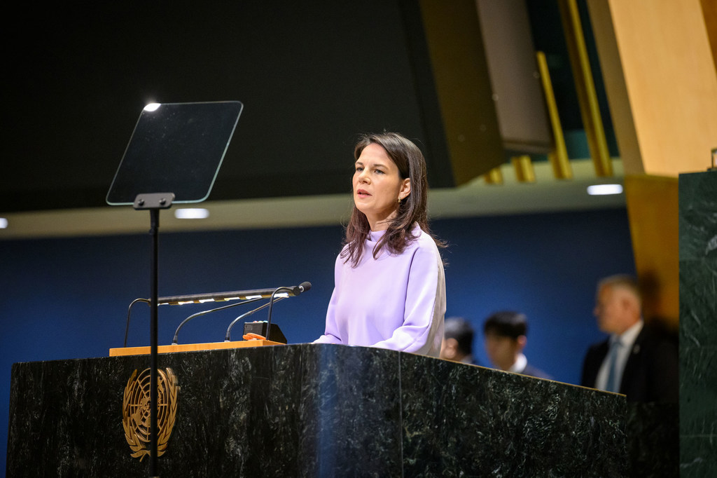 Председатель Генассамблеи ООН Анналена Бербок выступает на форуме. 