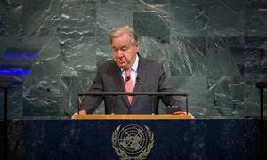 O secretário-geral da ONU, António Guterres, fala num pódio durante uma reunião do Conselho de Segurança da ONU em Nova Iorque.