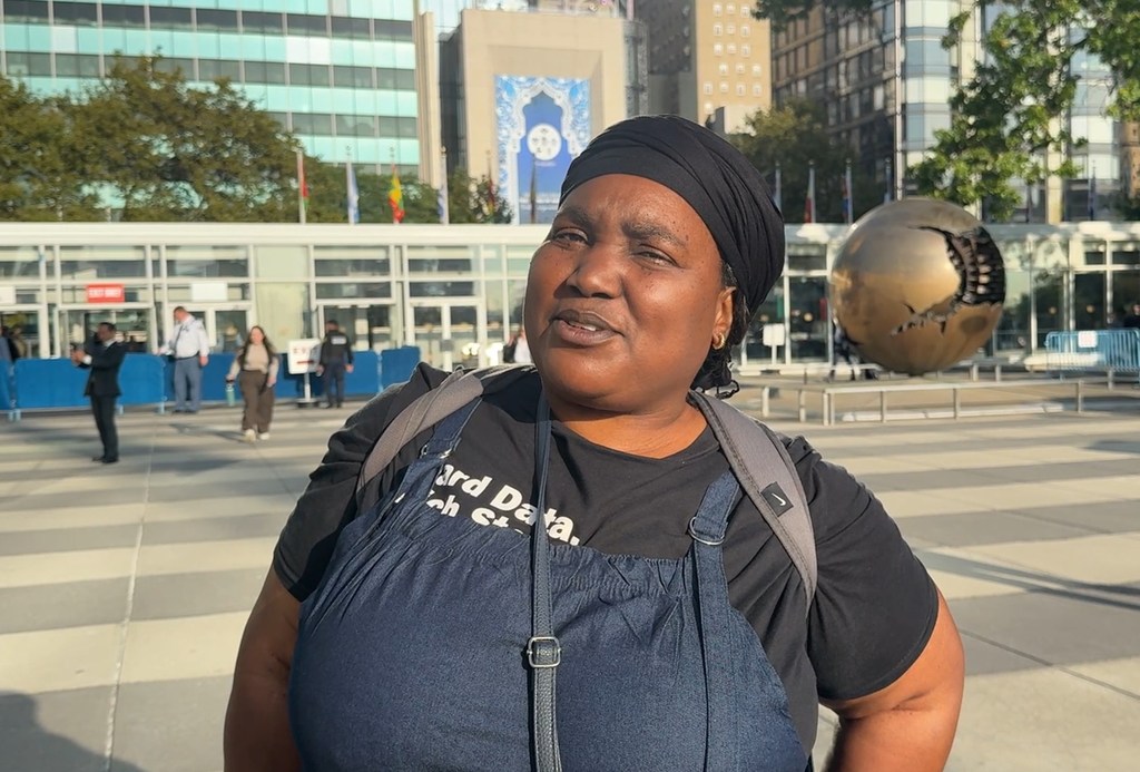 Emily Mohohlo wa Slum Dwellers International akizungumza na Assumpta Massoi wa Habari za UN Kiswahili pembezoni mwa UNGA80 jijini New York.