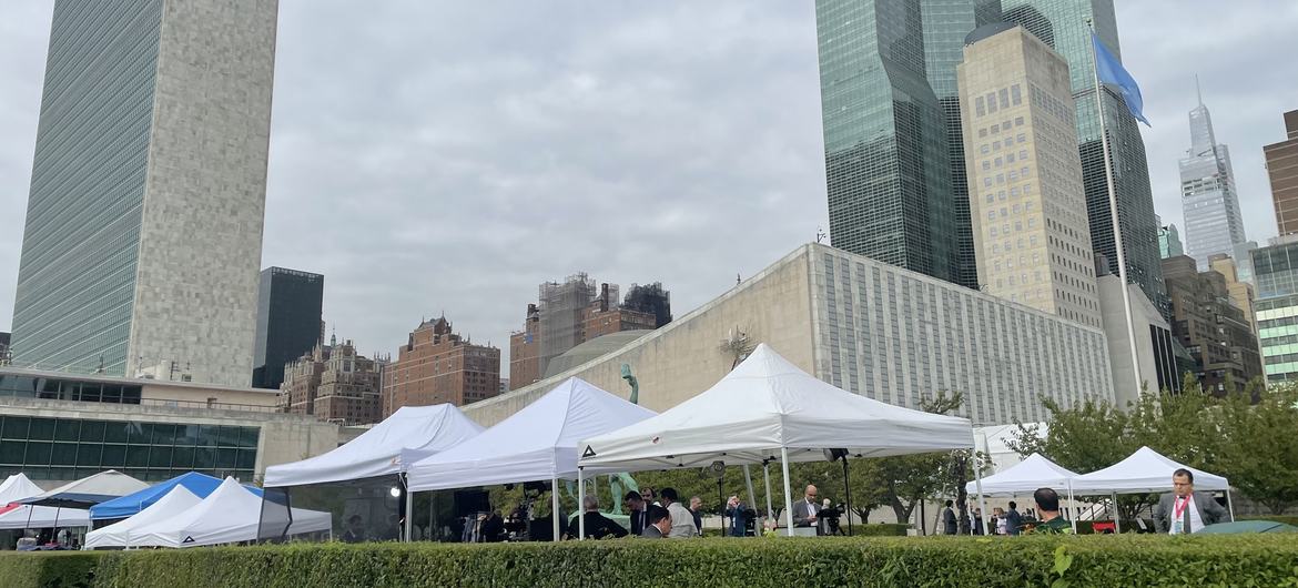 منظر للساحة الشمالية في مقر United Nations في نيويورك، مع خيام بيضاء مخصصة للفعاليات منصوبة أمام المبنى الرئيسي وناطحات السحاب المحيطة.