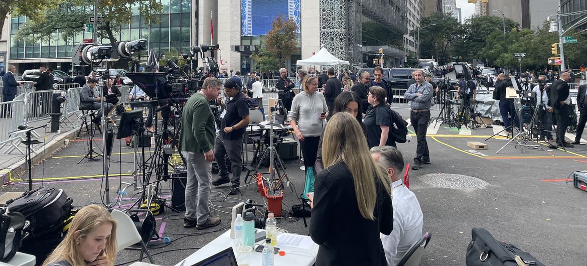 यूएन मुख्यालय के बाहर बड़ी संख्या में मीडियाकर्मी, मुख्यालय से जुड़ी गतिविधियों की कवरेज के लिए तैनात हैं.