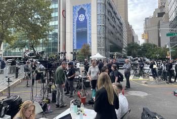 यूएन मुख्यालय के बाहर बड़ी संख्या में मीडियाकर्मी, मुख्यालय से जुड़ी गतिविधियों की कवरेज के लिए तैनात हैं.