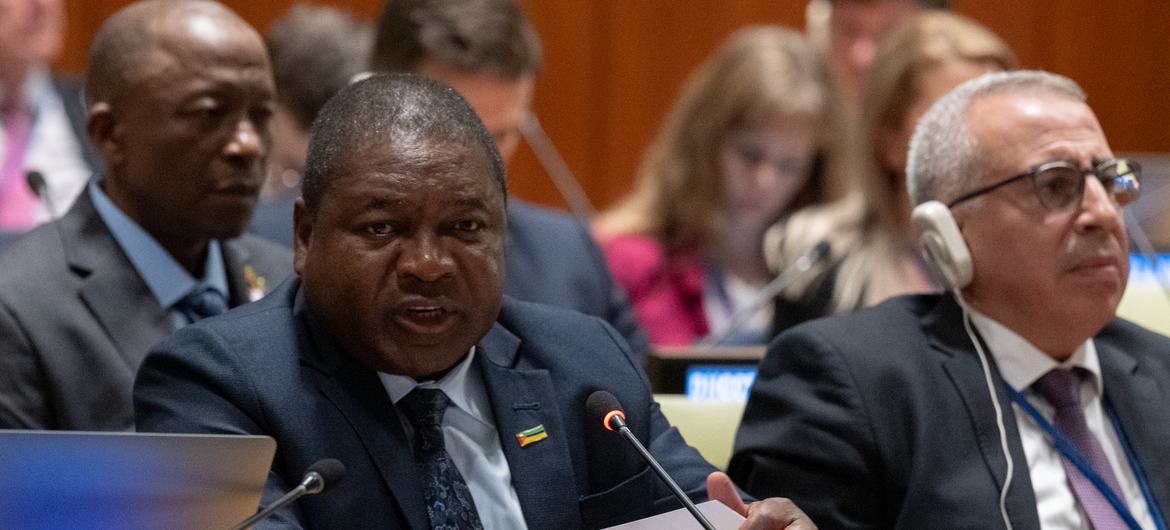 O presidente da União Africana, Filipe Nyusi, discursa em uma reunião formal da Assembleia Geral da ONU .