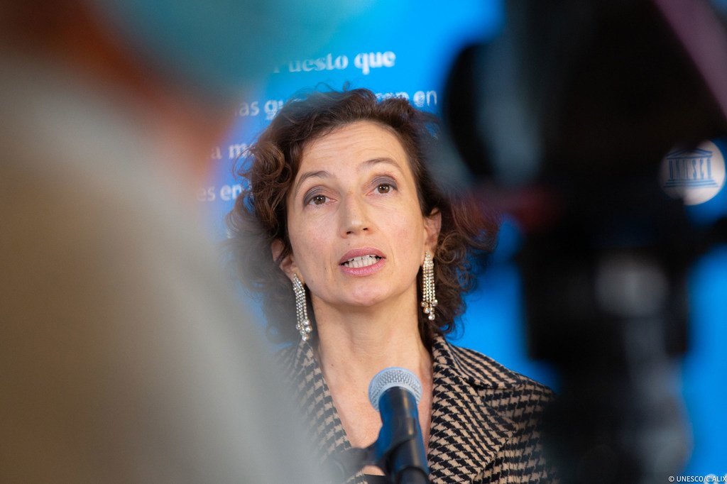 A diretora-geral da Unesco, Audrey Azoulay, falando ao microfone durante um evento público.