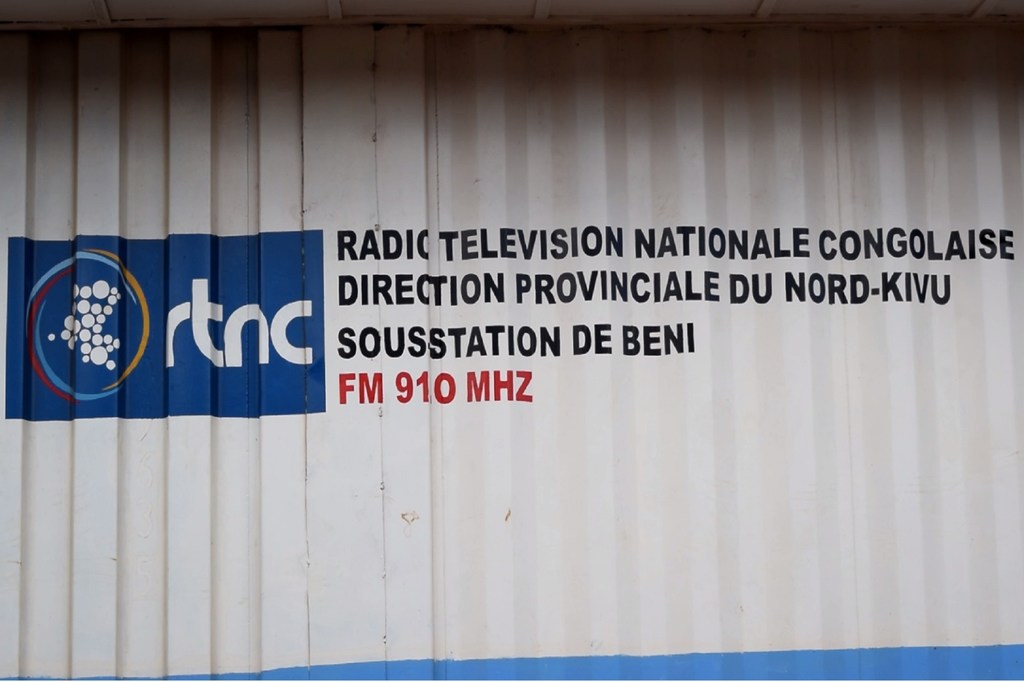 Bango la Kituo cha Redio na Televisheni cha Kitaifa RTNC, Maelekezo Provinciale du Nord-Kivu, Sousstation de Beni, FM 910 MHz.