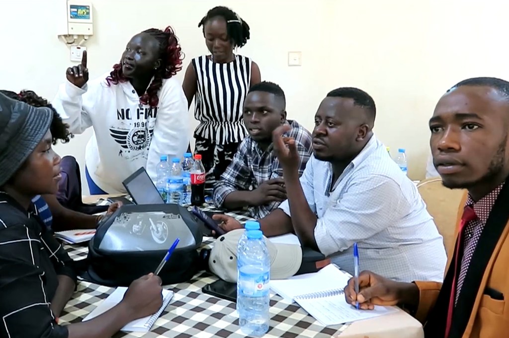 Kundi la vijana linashiriki katika majadiliano kuhusu elimu ya uraia na uchaguzi.