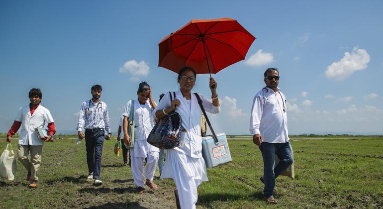 Nirupama Roy and her colleagues are carrying goods to set up a health camp several kilometers in the hot sun. Nirupama Roy and her colleagues are carrying goods to set up a health camp several kilometers in the hot sun.