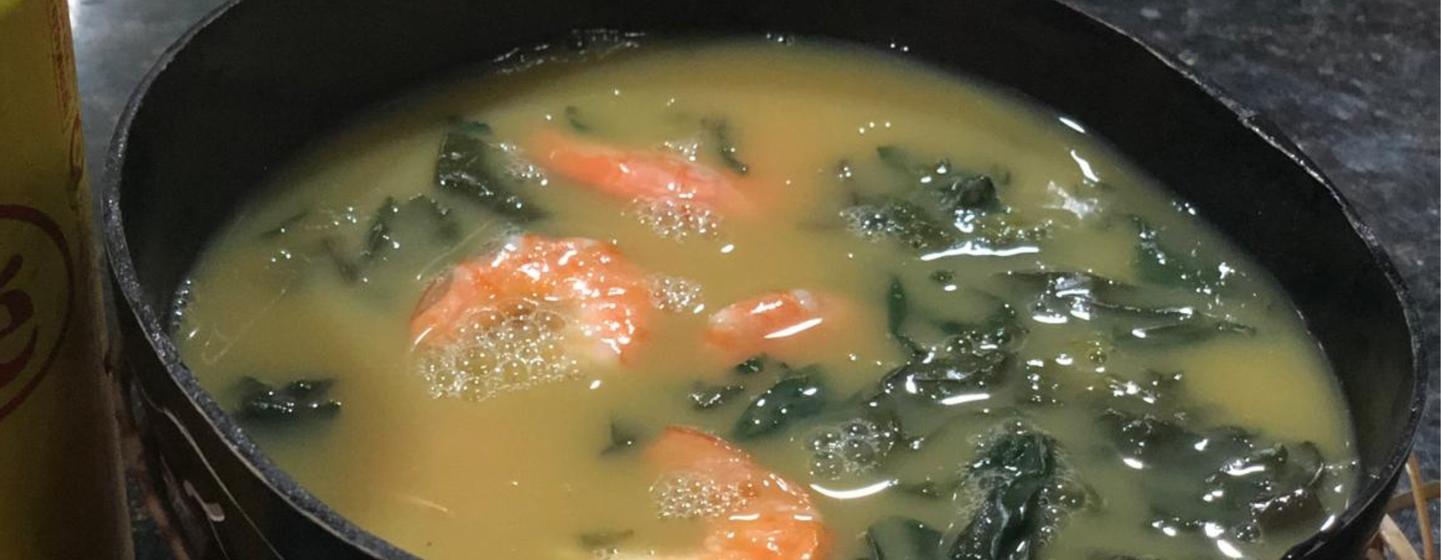 El tucupi es un caldo amarillo extraído de la yuca silvestre, tradicional en la cocina amazónica.