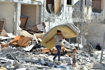 Scènes de la crise à Gaza en 2014: un Palestinien fouille dans les décombres de sa maison détruite touchée par les frappes israéliennes à Towers Al-andaa - dans le nord de la bande de Gaza (archive)