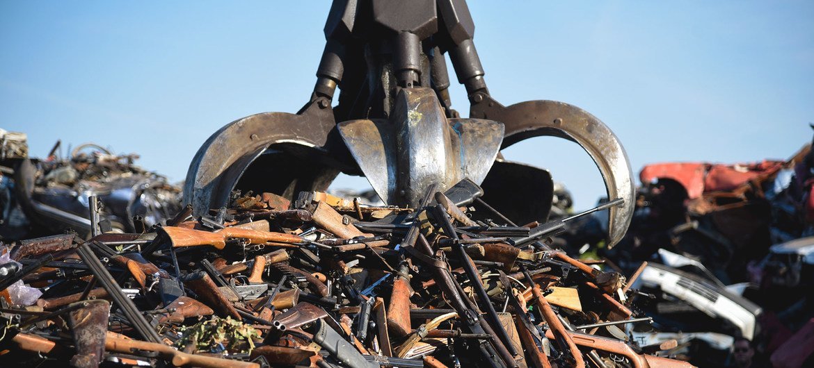 Armas de pequeno porte e armas leves são coletadas e classificadas para destruição em uma instalação na Sérvia