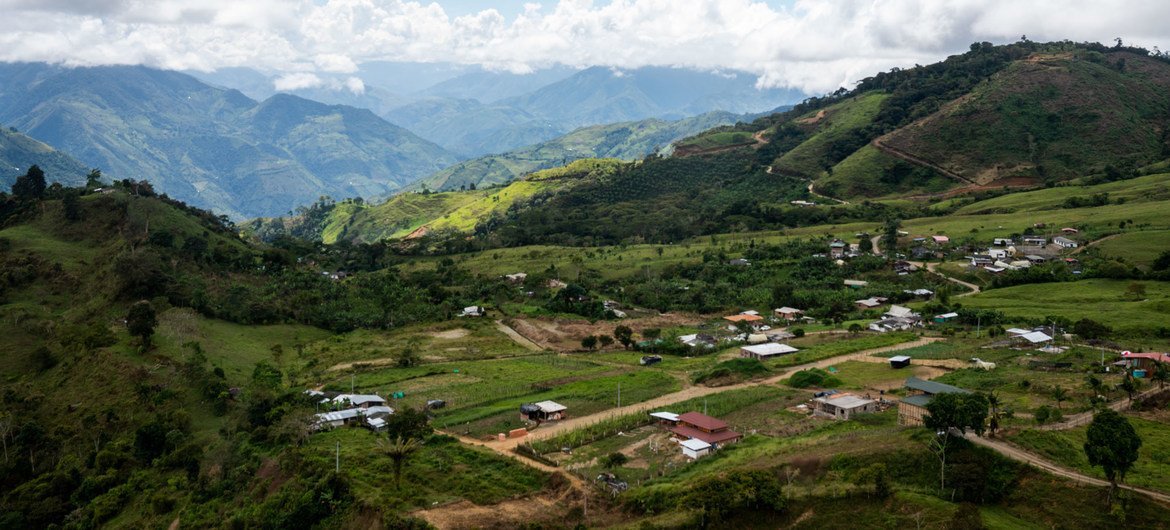 A reintegração de ex-combatentes das FARC na sociedade civil está sendo facilitada em um local na pequena cidade de Llano Grande em Dabeiba, Colômbia.