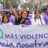 Mujeres de América Latina y el Caribe marchan por las calles de Bogotá, Colombia, exigiendo el fin de la violencia contra mujeres y niñas.