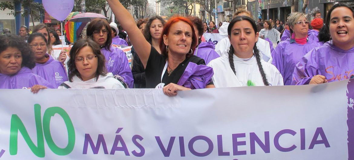 Mulheres da América Latina e do Caribe marcham pelas ruas de Bogotá, na Colômbia, exigindo o fim da violência contra mulheres e meninas.
