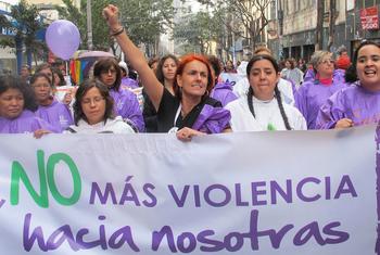 Mulheres da América Latina e do Caribe marcham pelas ruas de Bogotá, na Colômbia, exigindo o fim da violência contra mulheres e meninas.