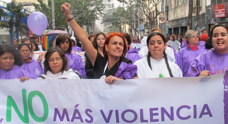 Mulheres da América Latina e do Caribe marcham pelas ruas de Bogotá, na Colômbia, exigindo o fim da violência contra mulheres e meninas. (arquivo)