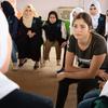 L'Ambassadrice de bonne volonté du HCR Yusra Mardini rencontre des filles syriennes lors d'une visite dans un centre communautaire du camp de réfugiés de Zaatari en Jordanie.