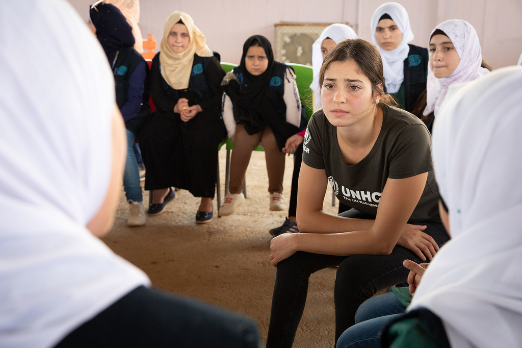 L'Ambassadrice de bonne volonté du HCR Yusra Mardini rencontre des filles syriennes lors d'une visite dans un centre communautaire du camp de réfugiés de Zaatari en Jordanie.