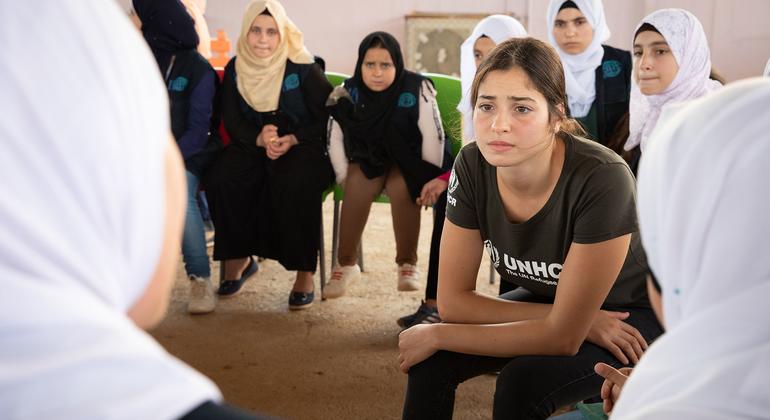 L'Ambassadrice de bonne volonté du HCR Yusra Mardini rencontre des filles syriennes lors d'une visite dans un centre communautaire du camp de réfugiés de Zaatari en Jordanie.