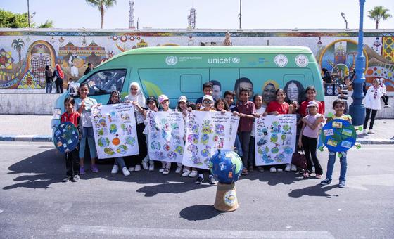 Niños participantes en un evento sobre el cambio climático.