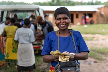 Mkazi wa kijiji cha Kasale 1 wilaya ya Ntcheu nchini Malawi akifurahia baada ya kupata mgao wa fedha taslimu kupitia mradi wa MSCT  unaofadhiliwa na UNICEF.