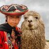 Menina com uma alpaca em Cusco, nos Andes peruanos.