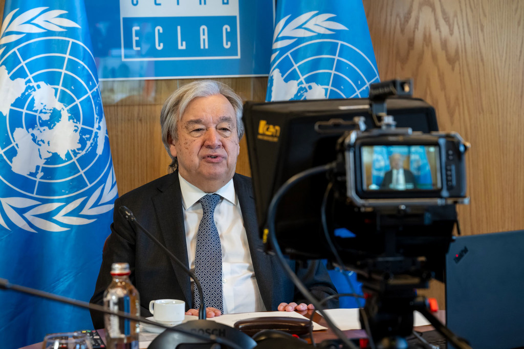 Katibu Mkuu UN António Guterres akizungumza wakati wa mkutano wa G20 kwa njia ya video.