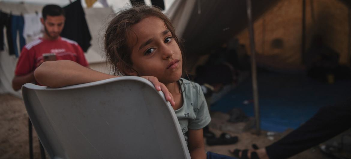Une jeune fille se repose dans un camp de personnes déplacées à Gaza.